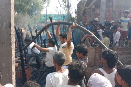 नरैनापुरमा आगलागी हुँदा १० घर जलेर नष्ट
